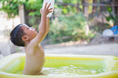 Children are bathed in bathtubs.の写真素材