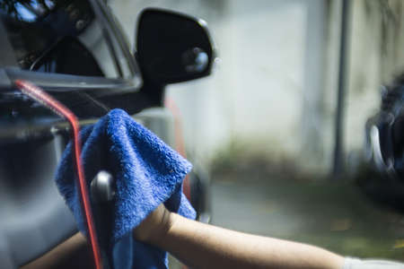 People are using microfiber cloth to wipe their cars.の写真素材