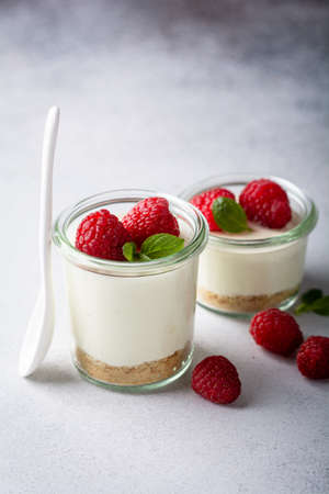 cheesecake in a glassの写真素材