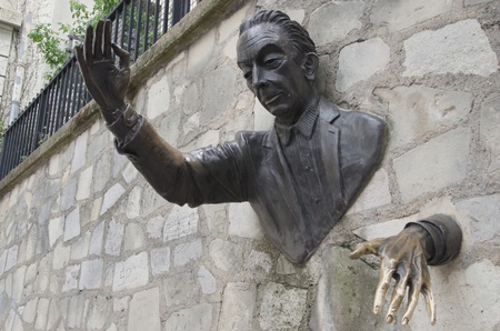  Le Passe-Muraille  bronze sculpture, Montmartre, Parisの写真素材