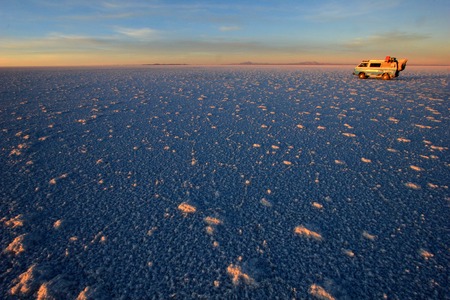 Van on Salar de Uyuni, salt lake, is largest salt flat in the world, altiplano, Bolivia, South Americaの写真素材