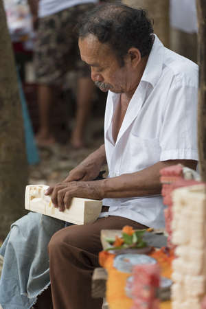 CHICHEN ITZA, YUCATAN, MEXICO â MARCH 4, 2016: Local artisan making wood sculptures for sale at tourist attraction site in Chichen Itza.のeditorial素材