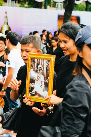BANGKOK, THAILAND - OCT 22, 2016: Thai people attends to singing the anthem for King Bhumibol around The Grand Palce to pay respect on October 22, 2016 Bangkok,Thailand.のeditorial素材