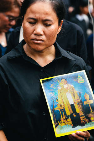 BANGKOK, THAILAND - OCT 22, 2016: Thai people attends to singing the anthem for King Bhumibol around The Grand Palce to pay respect on October 22, 2016 Bangkok,Thailand.のeditorial素材