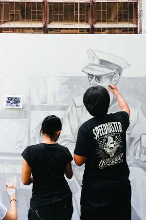 BANGKOK, THAILAND - OCT 22, 2016: Thai people painting the portrait of King Bhumibol Aduljadej around The Grand Palce to pay respect on October 22, 2016 Bangkok,Thailand.のeditorial素材