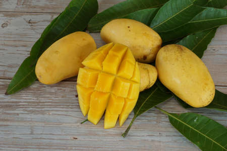 chopped mango fruits on the tableの写真素材