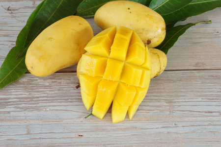 chopped mango fruits on the tableの写真素材