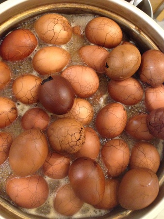 A pot of Chinese delicacy of herbal eggs.の素材
