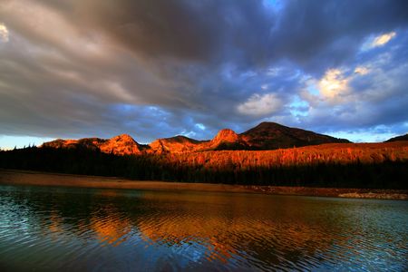 High mountain lake in the fall showing autumn colors reflected in the water
Americana
の写真素材