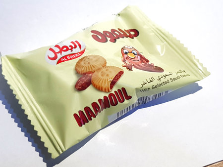 Jakarta, Indonesia on July 2022. Isolated photo of Maamoul Al Batal cake. Biscuits filled with dates covered in chocolate. In Jordan, Maamoul cake is synonymous with Eid al-Fitr celebrations. Maamoul is made from wheat flour and semolina flour, which are のeditorial素材