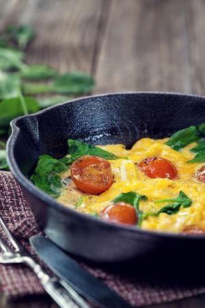 Spinach frittata in iron skilletの写真素材