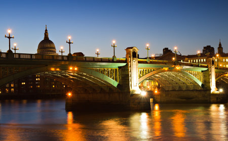 Illuminated Southwark Bridge at the blue hour, London, Englandの写真素材