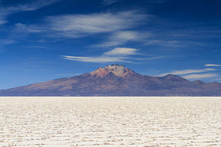 Salar de Uyuni in front of the Tunupa volcano, Altiplano, Boliviaの写真素材