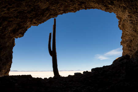 Cave at Isla Pia Pia, Salar de Uyuni, Boliviaの写真素材