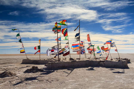 Flags at the Salar de Uyuni, Altiplano, Boliviaの写真素材
