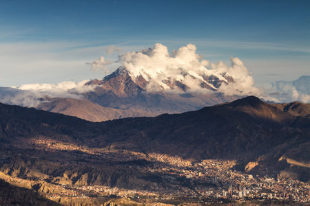 La Paz in front of the volcano Uturunku, Boliviaの写真素材