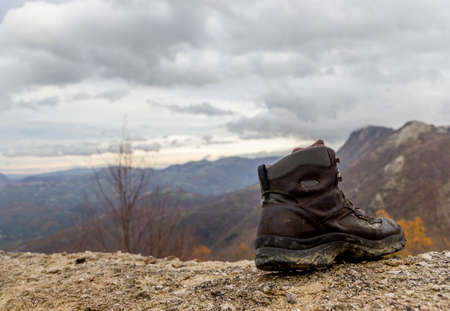 abandoned mountain boot on the trailの写真素材