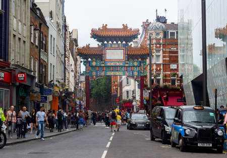 England London 23 june 2019 entrance to chinatown and taxiのeditorial素材