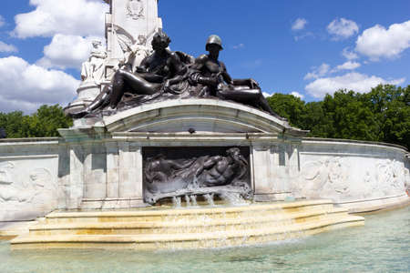 london queen victoria memorial at buckingham palace fountainのeditorial素材