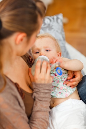 Mother feeding her baby at home
の写真素材