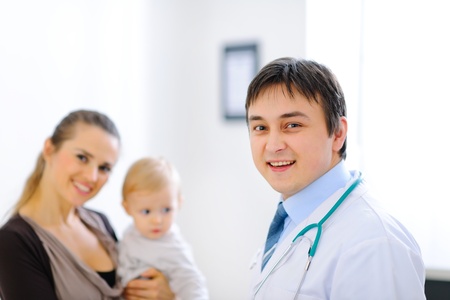 Portrait of pediatric doctor and smiling mother with lovely baby in background
の写真素材