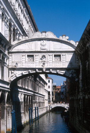 View of the bridge of sights over the canalの写真素材