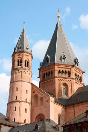 Above the roofs of the houses in the old town of Mainz rises the six towers of St. Martin's Cathedral (German: Mainzer Dom) that represents the highest point of Romanesque cathedral architecture in Germany. The Cathedral of Mainz dates from 975 AD but wasの写真素材