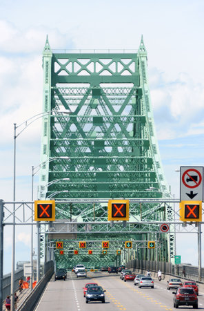 Montreal, Canada - August 9, 2008: traffic on Jacques Cartier bridge crossing Saint Lawrence river in Montreal on a cloudy day. This truss cantilever bridge was built between 1925 and 1930 and took the name of Montreal Harbour Bridge until 1934 when it waのeditorial素材