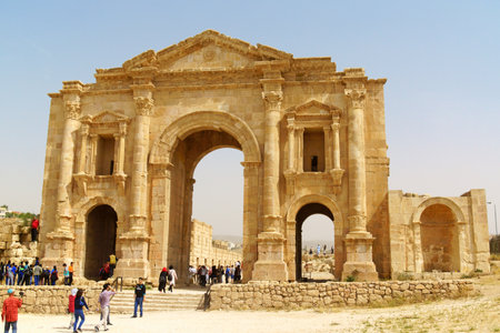 Jerash, Jordan - May 1, 2018: tourists standing in front of the Arch of Hadrian at the entrance of the archeological site of Jerash 50 km far from the capital Amman in Jordan. This arch was built for the Roman emperor and was the gateway to the city of Geのeditorial素材