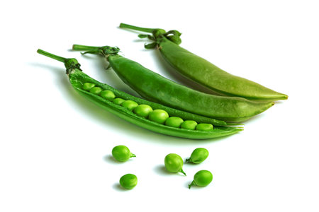 Green peas isolated on white backgroundの写真素材