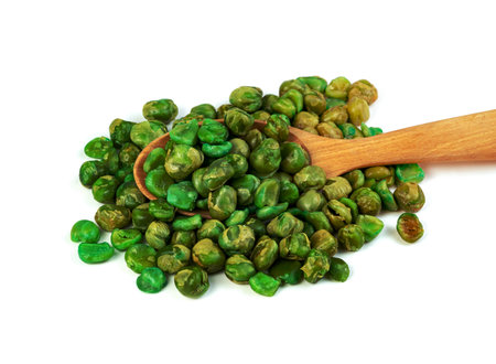 Green peas roasted with wooden spoon isolated on white backgroundの写真素材
