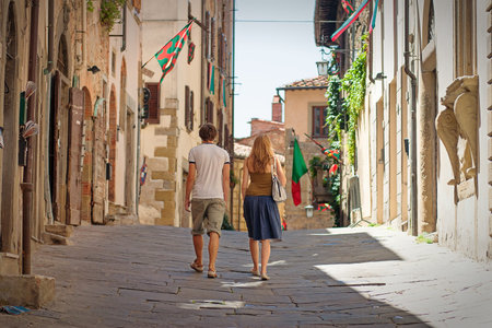 couple walking in an Italian villageのeditorial素材