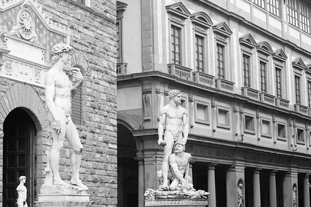A copy of Michelangelo's David in front of the entrance to Palazzo Vecchio in Florence, ITaliaのeditorial素材