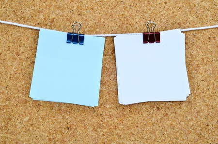 White Note Paper Isolate On Cork Backgroundの写真素材