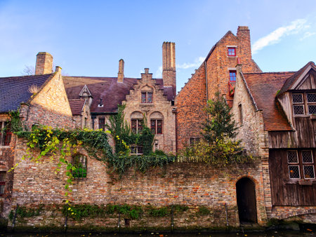 Idyllic houses over the canal of medieval city of Bruges, Belgiumの写真素材