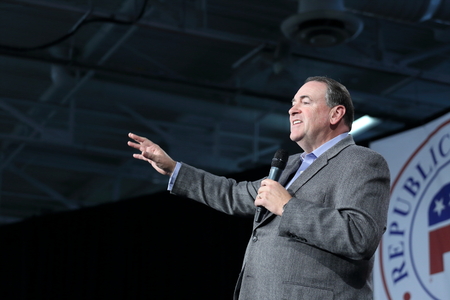 Des Moines, Iowa, USA-October 31, 2015.   Mike Huckabee speaks at a Republican rallyのeditorial素材