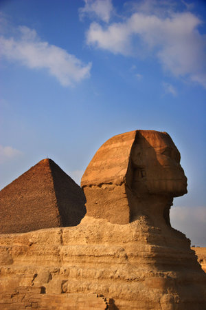 The Great Sphinx with the Great Pyramid in the background
の写真素材