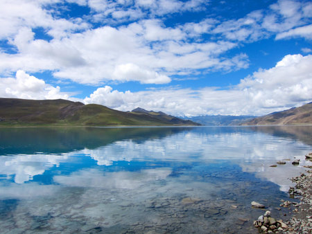 Beautiful holy water of Yang Zhuo Yong Lake in Tibet