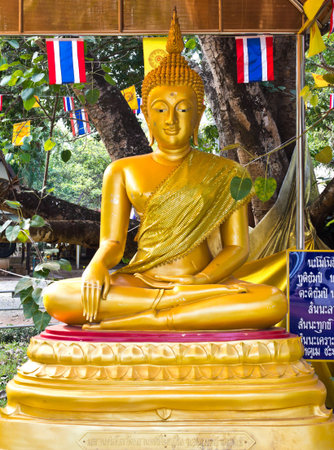 Golden buddha statue in thailand temple のeditorial素材