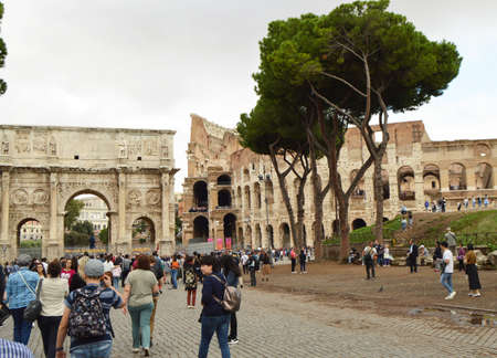 Rome, Italy-October 07, 2018. A large crowd of tourists near the arch of Constantine and the Colosseum, the sights of Romeのeditorial素材