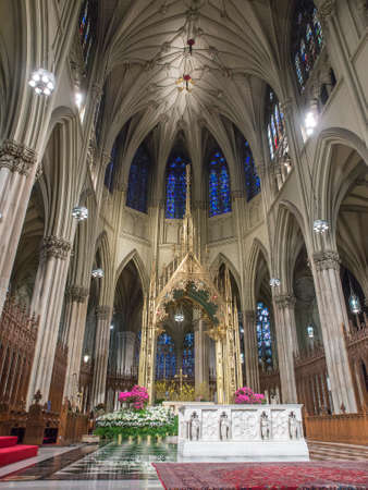 interno della chiesa di Saint Patrick a New Yorkのeditorial素材