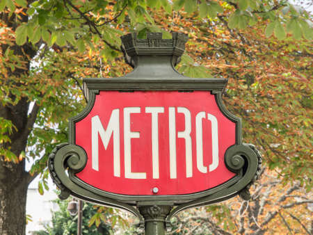 Classica insegna della metro pariginaのeditorial素材