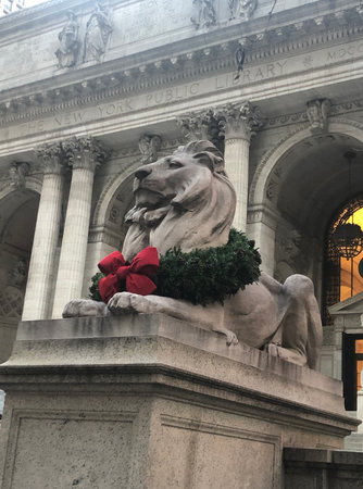 Lion statue in front of the New York Public Library at Bryant Park in Manhattan at Christmas time.の写真素材