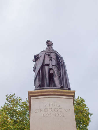 King George and Queen Elizabeth monument in London Mallのeditorial素材