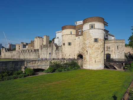 LONDON, UK - JUNE 11, 2015: Tourists visiting the Tower of Londonのeditorial素材