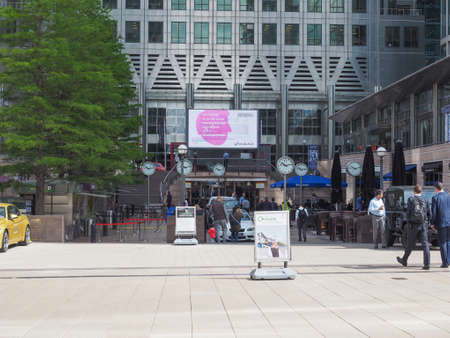 LONDON, UK - JUNE 10, 2015: Workers at the Canary Wharf business centre which is the largest business district in the United Kingdomのeditorial素材