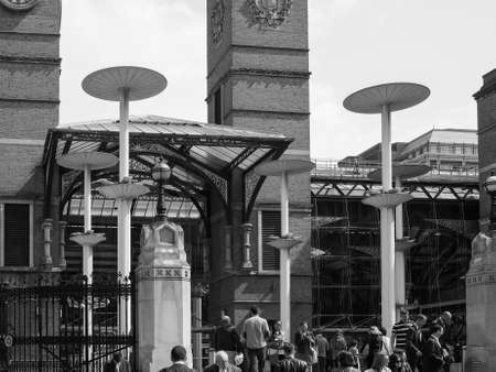 LONDON, UK - JUNE 12, 2015: Travellers at Liverpool Street Station in black and whiteのeditorial素材