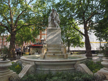 LONDON, UK - JUNE 10, 2015: Statue of William Shakespeare built in 1874 in Leicester Squareのeditorial素材