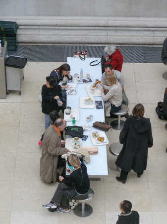LONDON, UK - CIRCA MARCH, 2008: People queueing at the British Museum cafeteria bar in the Great Courtのeditorial素材