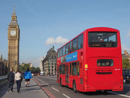 LONDON, UK - SEPTEMBER 28, 2015: Tourists on Westminster Bridge at the Houses of Parliament aka Westminster Palaceのeditorial素材